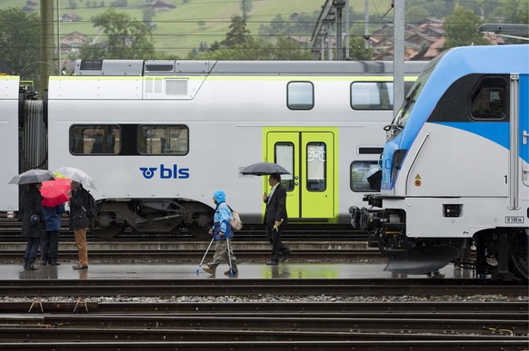 ZUR HEUTIGEN BILANZMEDIENKONFERENZ DER EISENBAHNGESELLSCHAFT BLS STELLEN WIR IHNEN AM DIENSTAG 26. APRIL 2016 FOLGENDES ARCHIVBILD ZUR VERFUEGUNG. - Besucher begutachten eine Lok vom Typ BR 187, recht ...