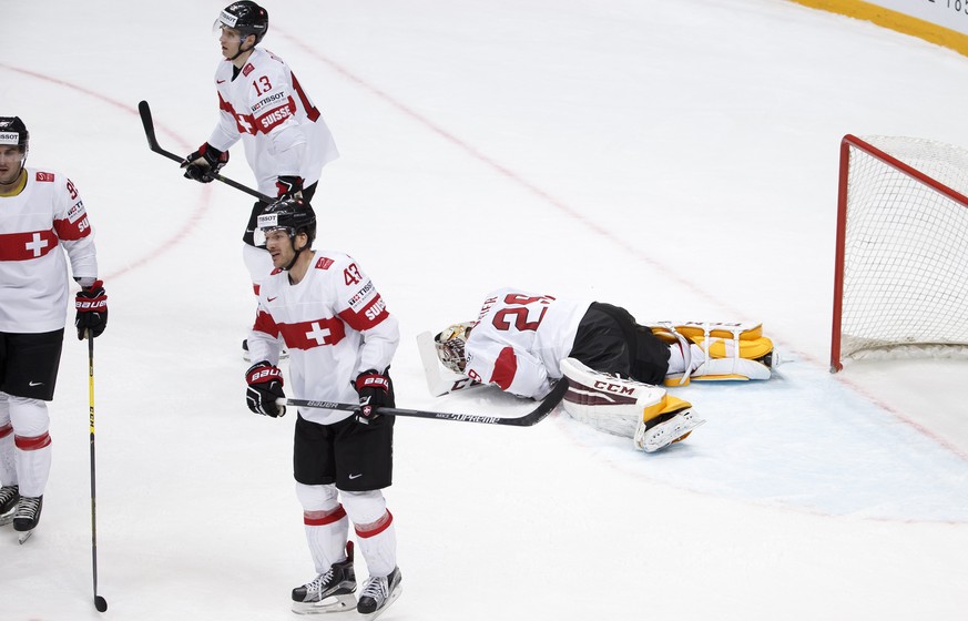 Wieder in der Overtime verloren: Goalie Mayer und seine Mitspieler können es nicht fassen.