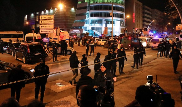 Turkish police secure the area near an art gallery where the Russian Ambassador to Turkey Andrei Karlov was shot in Ankara, Turkey, December 19, 2016. REUTERS/Umit Bektas