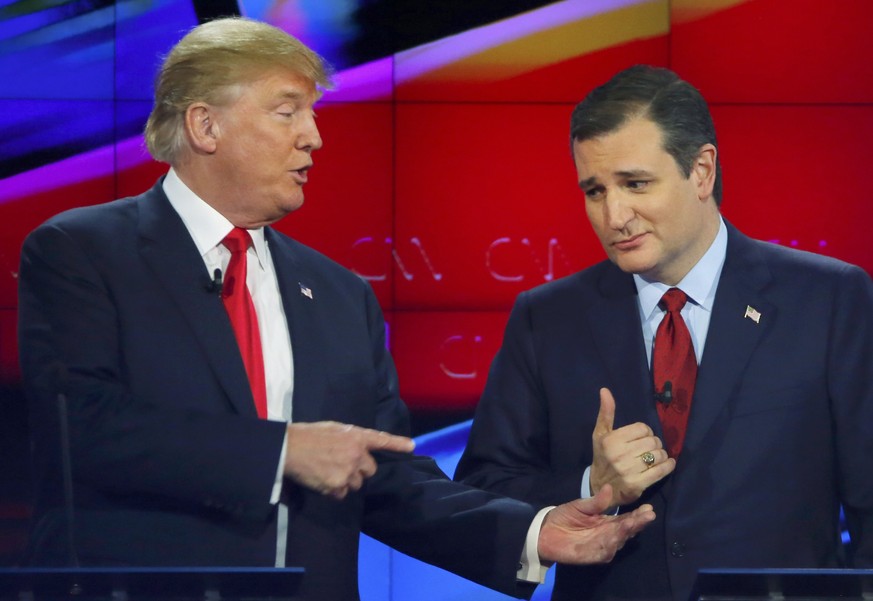 Donald Trump (links) und Ted Cruz bei einer Pause der Debatte in Las Vegas.