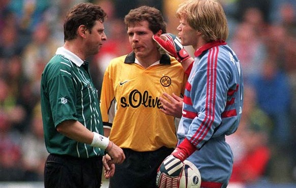 Nie um eine Diskussion verlegen: Oliver Kahn mit Andreas Möller bei Schiedsrichter Bernd Heynemann.