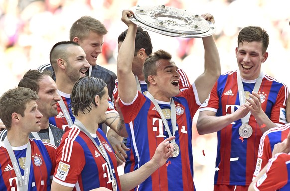 10.05.2014; Muenchen; Fussball 1. Bundesliga - FC Bayern Muenchen - VfB Stuttgart; Xherdan Shaqiri (Bayern) mit der Schale, Deutscher Meister 2014 (Eibner/Expa/freshfocus)