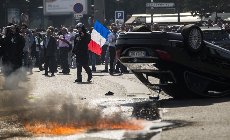 In Paris kam es diesen Sommer wegen UberPop zu gewalttätigen Protesten von Taxifahrern.