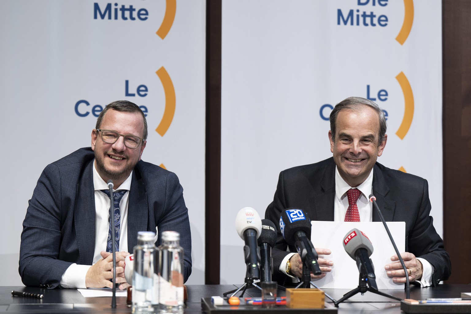 Nachrichten Linkding Nationalrat und Parteipraesident Gerhard Pfister, Mitte-ZG, rechts, und Nationalrat und Freaktionschef Philipp Matthias Bregy, Mitte-VS, sprechen an einer Medienkonferenz zur Nachfolge von Bundesraeti ...