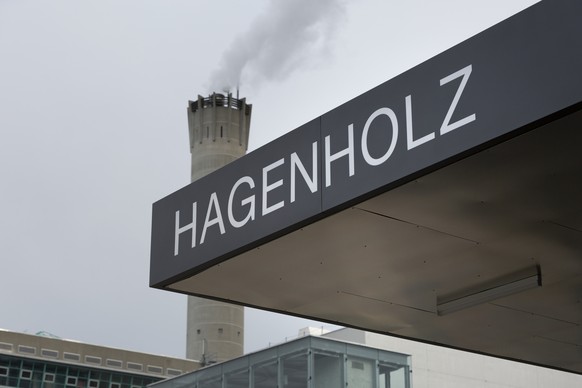 ZUM KEHRICHTHEIZKRAFTWERK HAGENHOLZ IN ZUERICH STELEN WIR IHNEN HEUTE, DONNERSTAG, 07. APRIL 2016, FOLGENDES NEUES BILDMATERIAL ZUR VERFUEGUNG --- Entrance of the the waste incineration plant Hagenhol ...