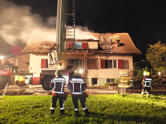 Die Flammen lodern immer wieder auf – das Dach musste abgedeckt werden.