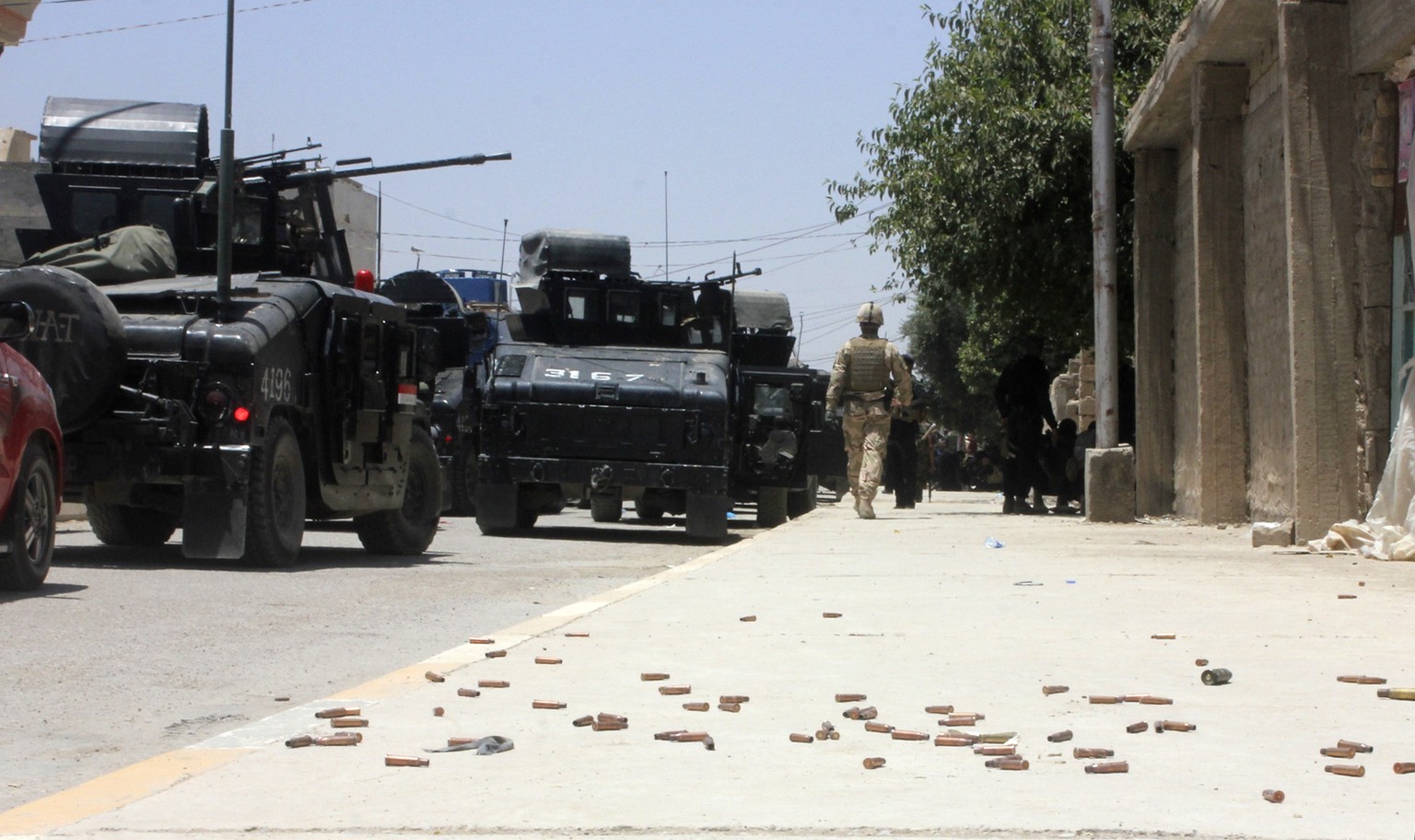 Irakische Truppen am 26. Juni in Dalli Abbas südöstlich von Tikrit. Patronenhülsen am Boden zeugen von den Kämpfen gegen die Dschihadisten von ISIS.&nbsp;