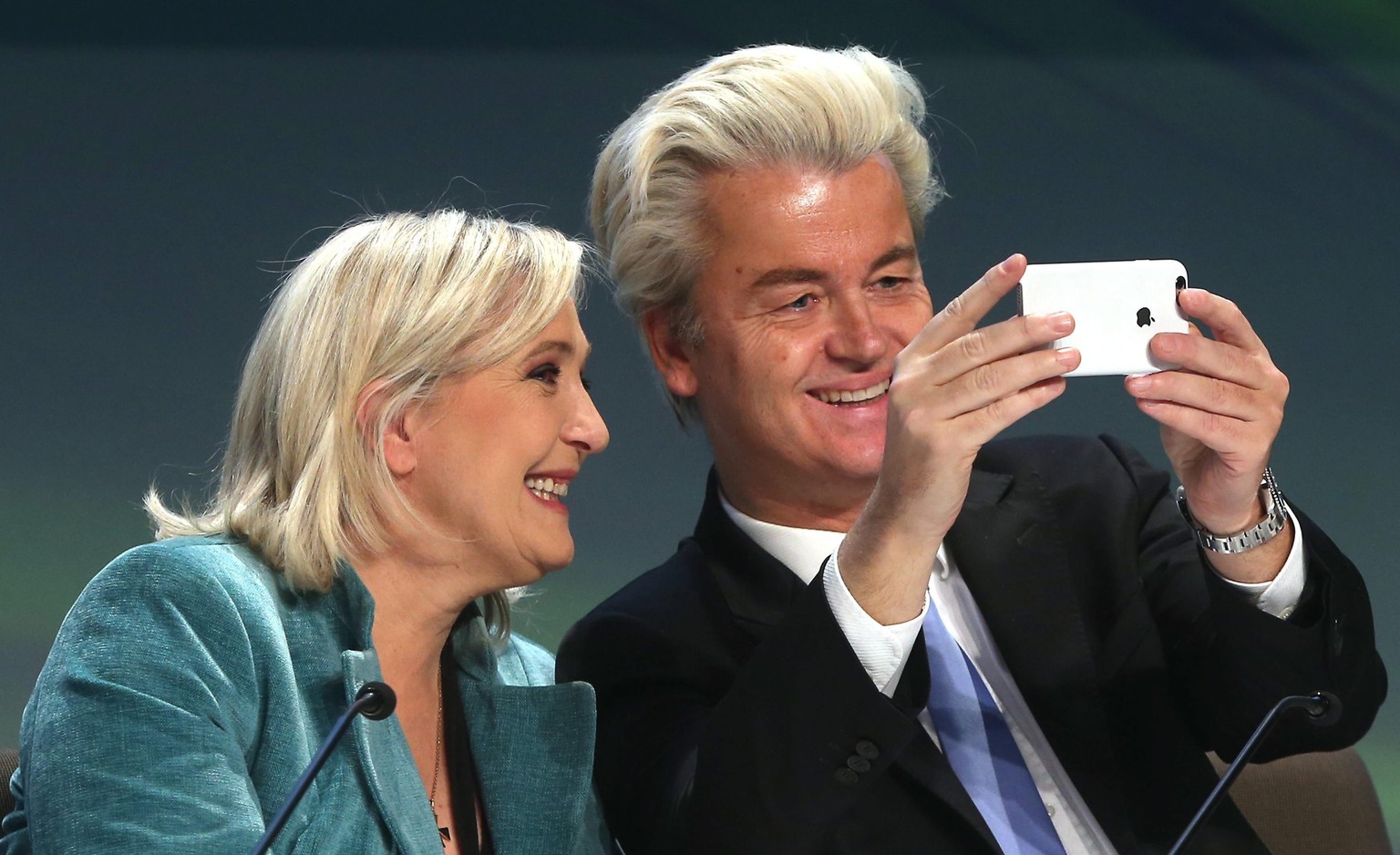 epaselect epa05133290 Dutch Geert Wilder makes a selfie with France&#039;s National Front political party head Marine Le Pen (L) during a news conference of the ENF, Europe Nations and Freedom, in Mil ...