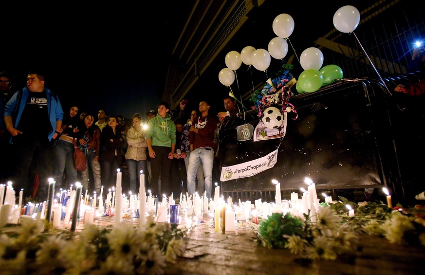 epaselect epa05652894 People attend a candlelight vigil for victims of a plane crash, at the Nemesio Camacho Stadium in Bogota, Colombia, 29 November 2016. According to reports, 71 people died when an ...