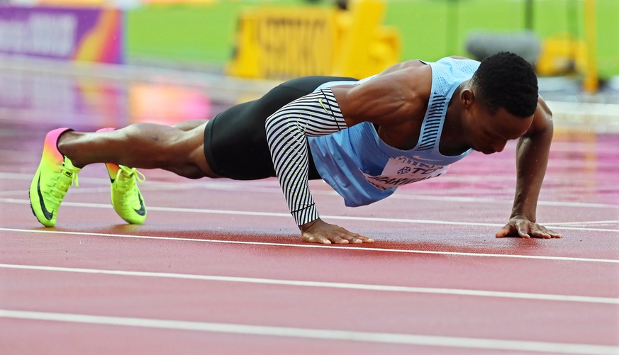 epa06134067 Botswana&#039;s Isaac Makwala does push-ups after running a repeat of the men&#039;s 200m heats at the London 2017 IAAF World Championships in London, Britain, 09 August 2017. Following a  ...
