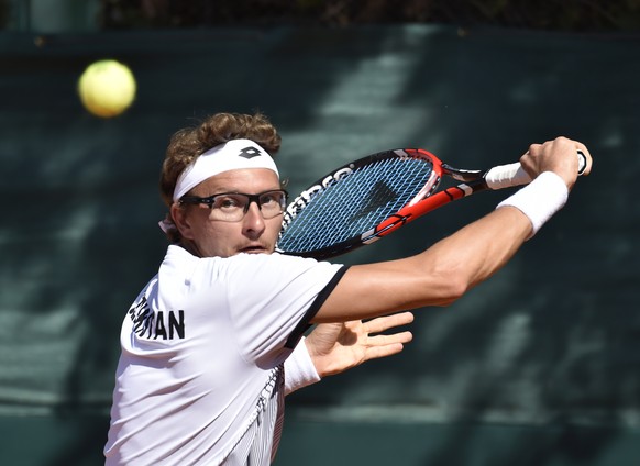 Der Usbeke Denis Istomin spielt den Ball im ersten Einzel zwischen dem Usbeken Denis Istomin und dem Schweizer Antoine Bellier, im Tennis Davis Cup Auf-/Abstiegs-Playoff zwischen Usbekistan und der Sc ...