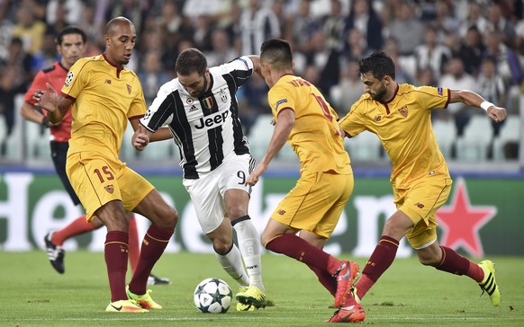 Football - Soccer - Juventus v Sevilla - UEFA Champions League Group Stage - Group H - Juventus Stadium, Turin, Italy - 14/09/2016. Juventus&#039; Gonzalo Higuain in action. REUTERS/Giorgio Perottino