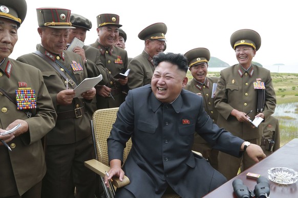 Nordkoreas Machthaber Kim Jong Un beim Start einer Test-Rakete am 15. August.