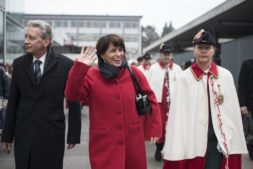 Die neu gewaehlte Bundespraesidentin Doris Leuthard, Mitte, wird feierlich empfangen, aufgenommen am Donnerstag, 15. Dezember 2016 in Aarau. (KEYSTONE/Ennio Leanza)