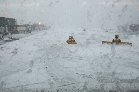 Snowplows clear the runway of snow at LaGuardia Airport in New York, U.S., March 14, 2017. REUTERS/Shannon Stapleton