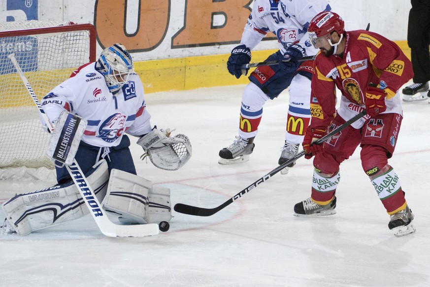 Tigers Roland Gerber, rechts, verpasst gegen Lions Goalie Niklas Schlegel, links, waehrend dem Meisterschaftsspiel der National League, zwischen den SCL Tigers und den ZSC Lions, am Dienstag, 17. Okto ...