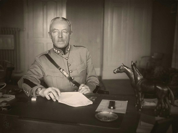 Der Schweizer General Henri Guisan, im Bild eines unbekannten Fotografen, im Jahr 1949. Am 9. Juni 2005 eroeffnet die Schweizerische Landesbibliothek die neue Ausstellung &quot;Vom General zum Glamour ...