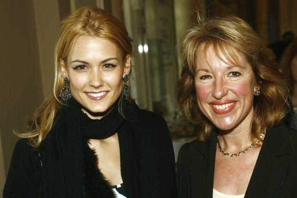 La candidate aux elections vaudoise Jacqueline de Quattro, droite, pose pour le photographe avec Miss Suisse 2005 Lauriane Gillieron, gauche, lors de l&#039;assemblee generale des Femmes du Parti radi ...