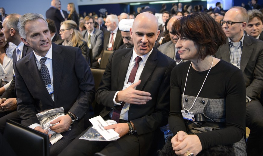 Stelldichein der Landesregierung am Weltwirtschaftsforum in Davos: Aussenminister Didier Burkhalter (ganz rechts), Innenminister Alain Berset (Mitte) und Infrastrukturministerin Doris Leuthard.&nbsp;