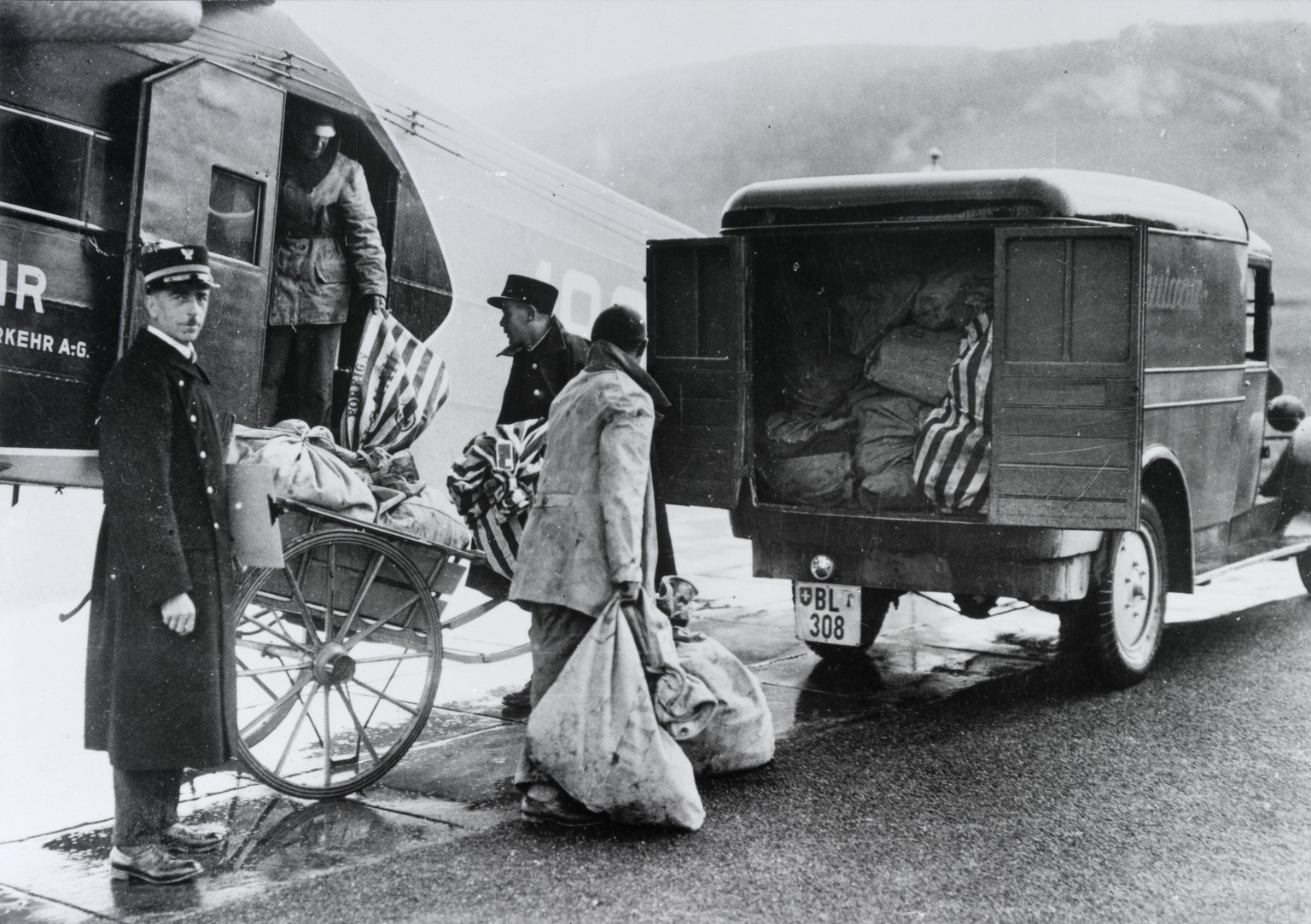 Das Bild entstand zwischen 1931 und 1935. Zu dem Bild steht im ETH-Archiv:&nbsp;Es zeigt den&nbsp;Postverlad in eine Fokker F. Vll b der Swissair in Basel-Mulhouse. Ein Leser hat uns darauf hingewiese ...