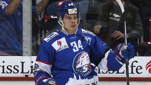 Zuerich, 09.10.2015, Eishockey NLA - ZSC Lions - HC Davos, Jubel beim Torschuetzen zum 2:1 Auston Matthews (ZSC) nach dem Tor. (Marc Schumacher/EQ Images)