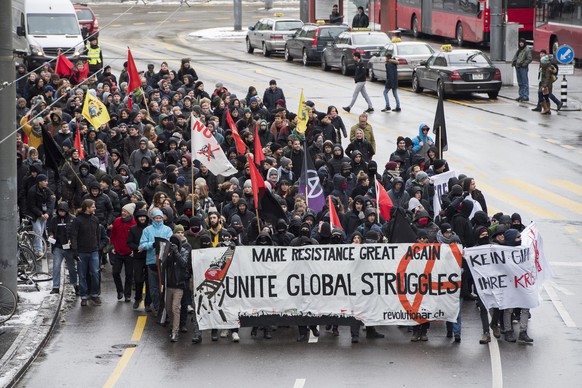 Menschen protestieren gegen das WEF wahrend einer NoWEF Veranstaltung, am Samstag, 14. Januar 2017, in Bern. Das WEF findet vom 17. bis 20. Januar in Davos statt. (KEYSTONE/Anthony Anex)