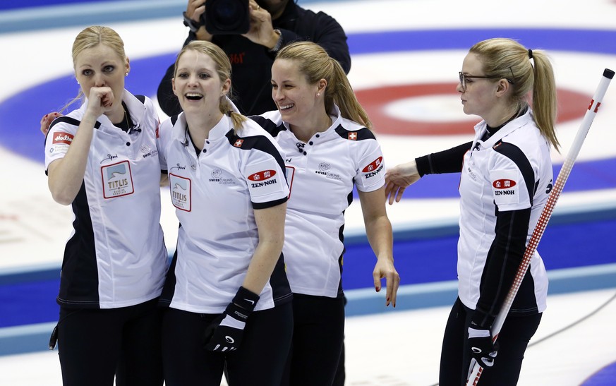 Unsere Gold-Damen: Nadine Lehmann, Nicole Schwägli, Marisa Winkelhausen und Skip Alina Pätz&nbsp;