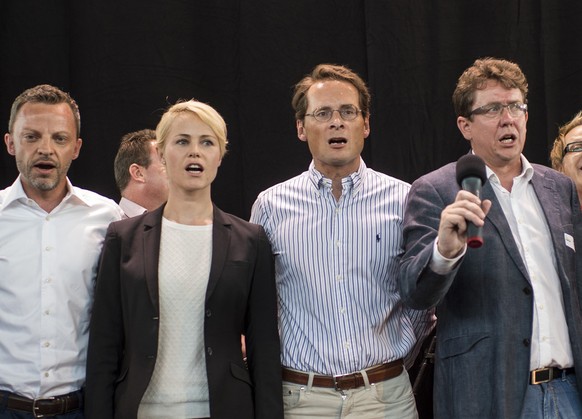 Hans-Ueli Vogt, Natalie Rickli, Roger Köppel und Albert Rösti singen an einer Wahlkampfveranstaltung im Zürcher Hauptbahnhof die Nationalhymne.&nbsp;&nbsp;