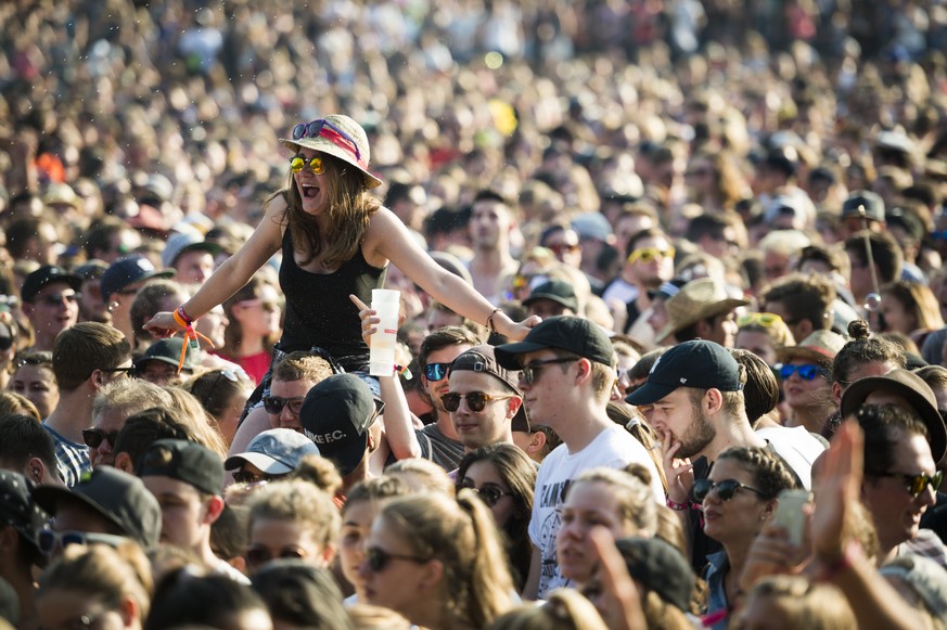 Festival visitors enjoy the show during the music festival Openair St. Gallen, on Friday, July 1, 2016, in St. Gallen. The 40th Openair St. Gallen takes place until Sunday, July 3, 2016. (Keystone/Gia ...