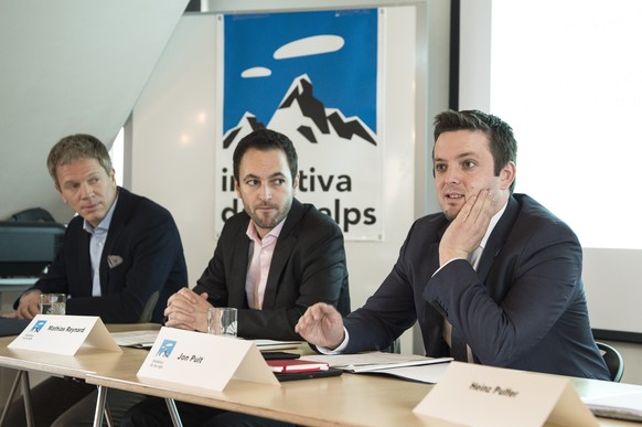 Nick Beglinger, Praesident Wirtschaftsverband swisscleantech, Mathias Reynard, Vorstand Alpen-Initiative und Nationalrat, SP-VS und Jon Pult, Praesident Alpen-Initiative, von links nach rechts, sprech ...