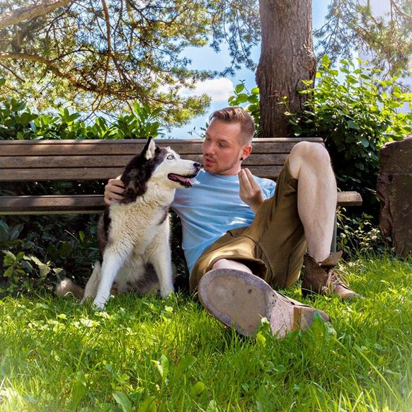 Rafi erklärt dem Zukkihund die Welt. Erfolglos.