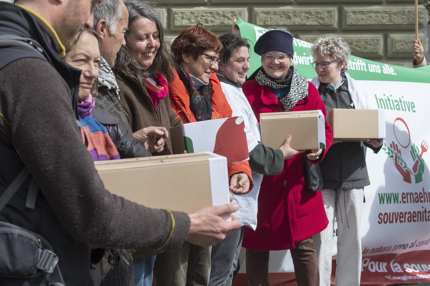 Einreichung der Volksinitiative «Für Ernährungssicherheit. Die Landwirtschaft betrifft uns alle» am 30. März 2016 in Bern.&nbsp;