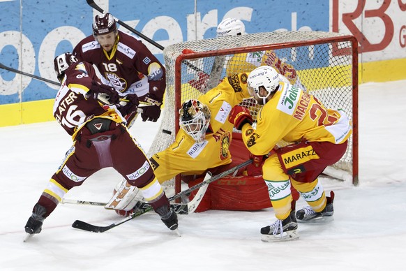 Geneve-Servette&#039;s center Jim Slater, of U.S.A., left,missing a goal against Tigers&#039;s goaltender Damiano Ciaccio, 2nd right, past Geneve-Servette&#039;s forward Jeremy Wick, 2nd left, and Tig ...
