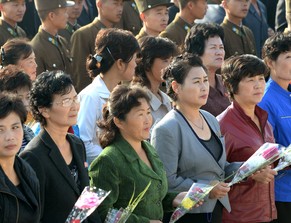 Blumen für die verstorbenen Diktatoren&nbsp;Kim Jong Uns Vater Kim Jong Il und Grossvater Kim Il Sung.