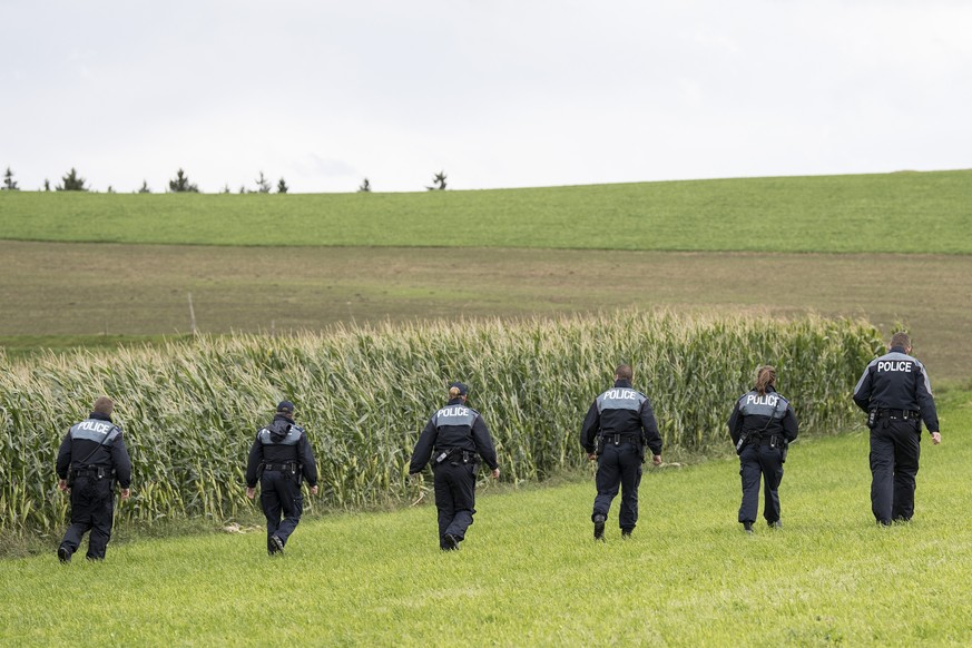 Die Polizei sucht in einem Feld nach einem 14-jaehrigen Maedchen, auf der Maenziwilegg, am Donnerstag, 14. September 2017, in Utzigen, Gemeinde Vechigen bei Bern. Das Maedchen gilt seit gestern Abend  ...