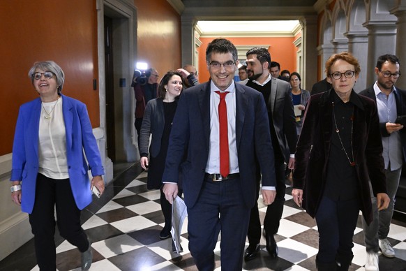 Roger Nordmann, Fraktionschef, Mitte, Cedric Wermuth, Co Praesident, Mitte, rechts, Mattea Meyer, Co Praesidentin, Mitte links, erscheinen mit den Bundesratskandidatinnen Eva Herzog, rechts, und Elisa ...