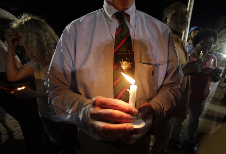 Ein Sheriff hält eine Kerze bei einem Protestmarsch nach der Tötung des Schwarzen Walter Scott.