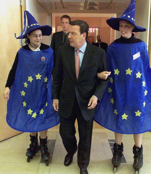 German Chancellor Gerhard Schroeder, center, is flanked by inline-skating &quot;Euro witches&quot; Jasmin Cam, left, and Heike Lilienbecker as he arrives for the celebrations of the &quot;Day of Europ ...