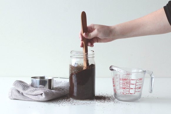 Mit einem Löffel das Gemenge ein wenig durchmischen, sodass der Kaffe nicht nur an einer Stelle sitzen bleibt.