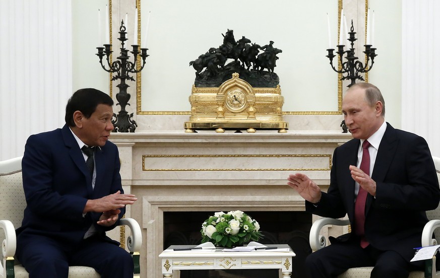 epa05985006 Russian President Vladimir Putin (R) speaks with Philippine President Rodrigo Duterte (L) during their meeting at the Kremlin in Moscow, Russia, 23 May 2017. EPA/MAXIM SHEMETOV/ POOL