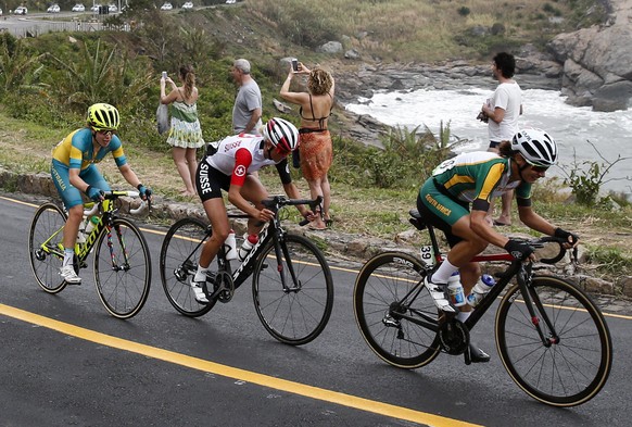 Switzerland&#039;s Jolanda Neff, 2nd from right, in action behind South Africa&#039;s Ashleigh Moolman-Pasio during the women&#039;s cycling road race in Rio de Janeiro, Brazil, at the Rio 2016 Olympi ...
