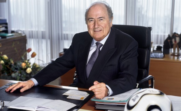 Sepp Blatter in seinem Büro. Hier verbringt der FIFA-Präsident die meiste Zeit, wenn er nicht auf Reisen ist.