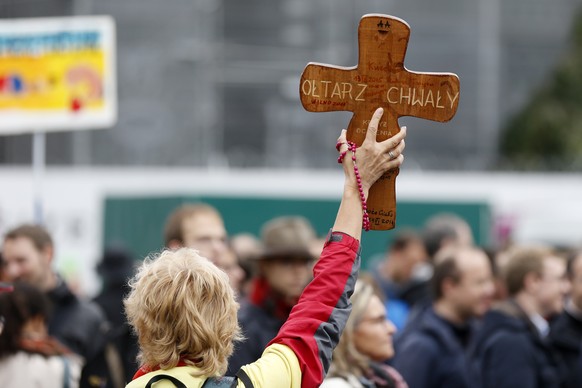 Eine Teilnehmerin der Kundgebung &quot;Marsch fuers Laebe&quot; haelt ein Kreuz, am Samstag, 17. September 2016 auf dem Bundesplatz in Bern. Der Marsch fuers Laebe gegen Abtreibungen wird regelmaessig ...