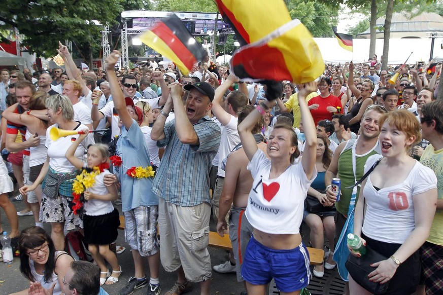 Deutsche Fussball Fans jubeln ueber den Sieg ihrer Mannschaft gegen Argentinien an der WM in Suedafrika, am Zuerifaescht am Samstag, 3. Juli 2010 in Zuerich. Gegen 2 Millionen Menschen werden an diese ...