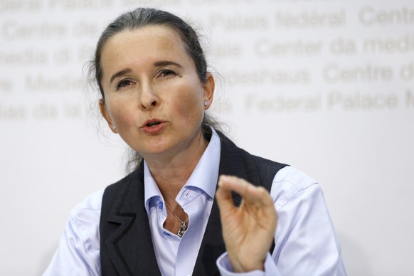 Yvette Estermann, Nationalraetin SVP-LU, spricht waehrend einer Medienkonferenz ueber die Legislaturbilanz der SVP, am Montag, 5. Oktober 2015 in Bern. (KEYSTONE/Peter Klaunzer)