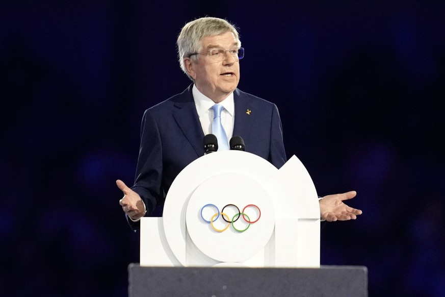 Nachrichten Linkding FILE - IOC President Thomas Bach addresses the audience during the 2024 Summer Olympics closing ceremony at the Stade de France, Aug. 11, 2024, in Saint-Denis, France. (AP Photo/Ashley Landis, File)