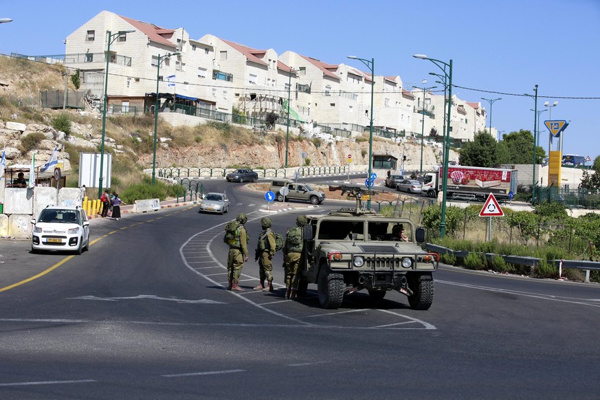Israelische Soldaten bewachen eine Siedlung im Westjordanland..
