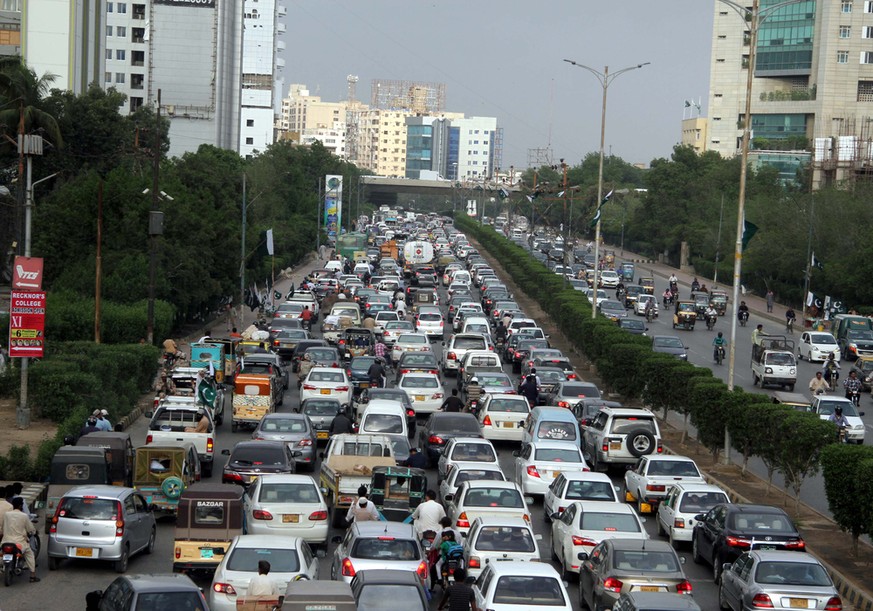 Rushhour in Karachi: In der grössten Stadt Pakistans sollen über 13 Millionen Menschen leben. Aber so richtig genau weiss das niemand. Das soll sich nun ändern.