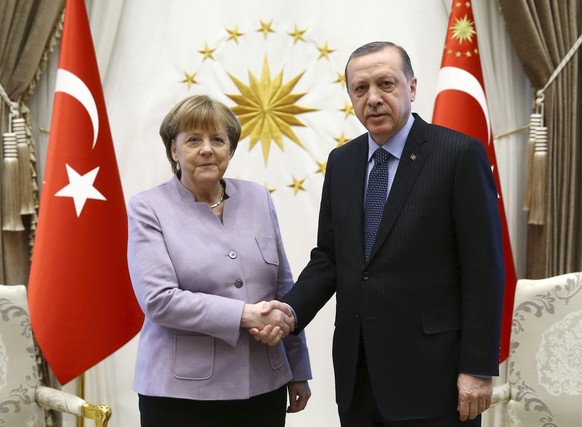 epa05766187 A handout photo made available by the Turkish President Press Office shows German Chancellor Angela Merkel (L) and Turkish President Recep Tayyip Erdogan (R) during their meeting in Ankara ...