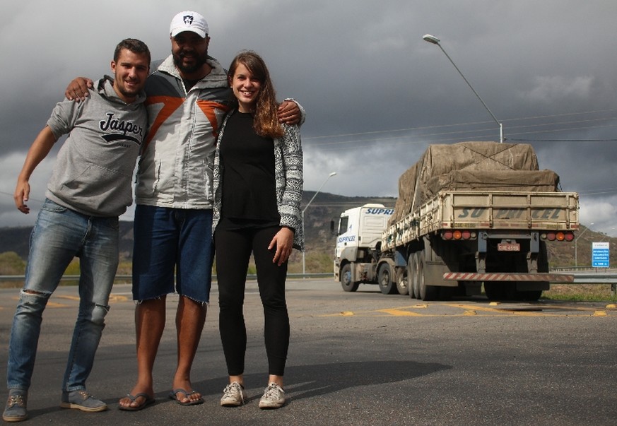 Mit Lastwagenfahrer Dauthon (M.) legen wir rund 700 Kilometer zurück.